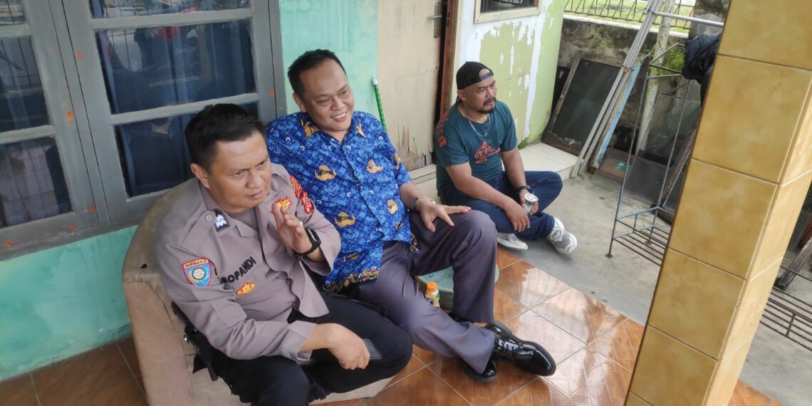 Kepala Desa Cikaret dan Kanit Binmas Polsek Kebon Dialogis untuk Tingkatkan Kamtibmas