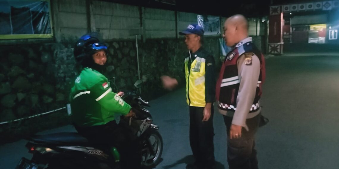 Unit Samapta Polsek Cibeureum laksanakan Patroli rutin di Perumahan dan berikan himbauan Kamtibmas kepada Security