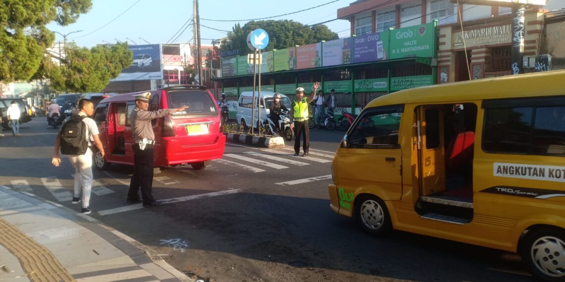 Antisipasi Kemacetan Di Pagi Hari, Panit Lantas Polsek Cikole Laksanakan Giat Pengaturan