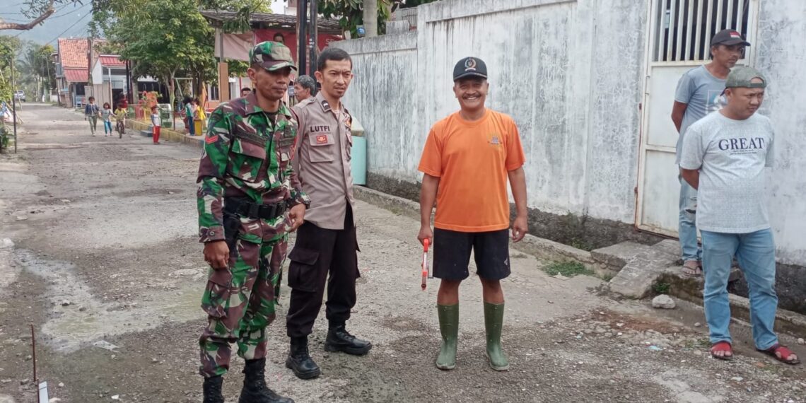 Sinergritas TNI POLRI Bhabinkamtibmas Polsek Cibeureum Bersama Babinsa laksanakan Anjangsana