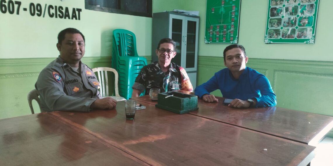 Babinkamtibmas Polsek Cisaat  dan Babinsa Koramil Cisaat Bersinergi  sambangi warga Berikan himbauan kamtibmas  Terhadap Masyarakat