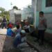 Bersama Warga, Bhabinkamtibmas Polsek Cisaat monitoring Pengaspalan Jalan Desa