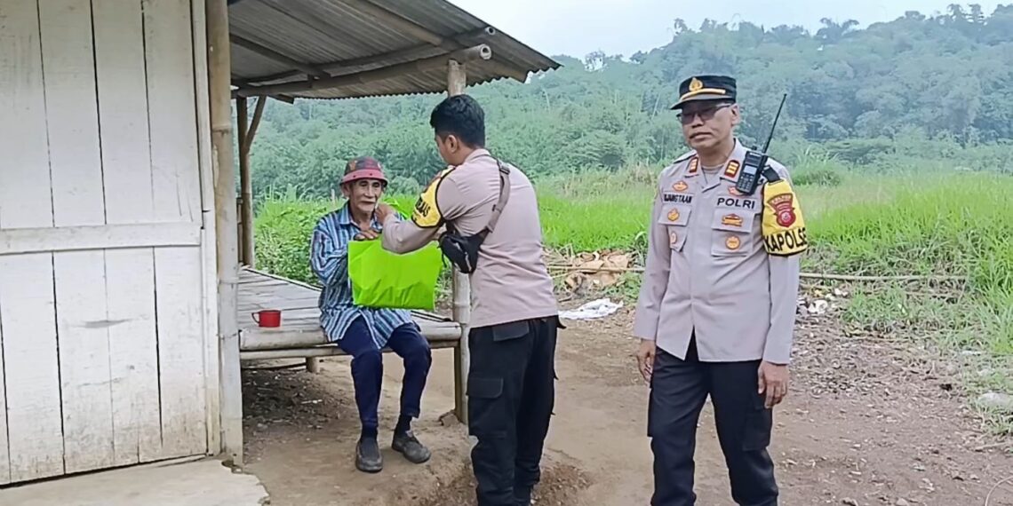 Polsek sukaraja melaksanakan kegiatan penyaluran baksos