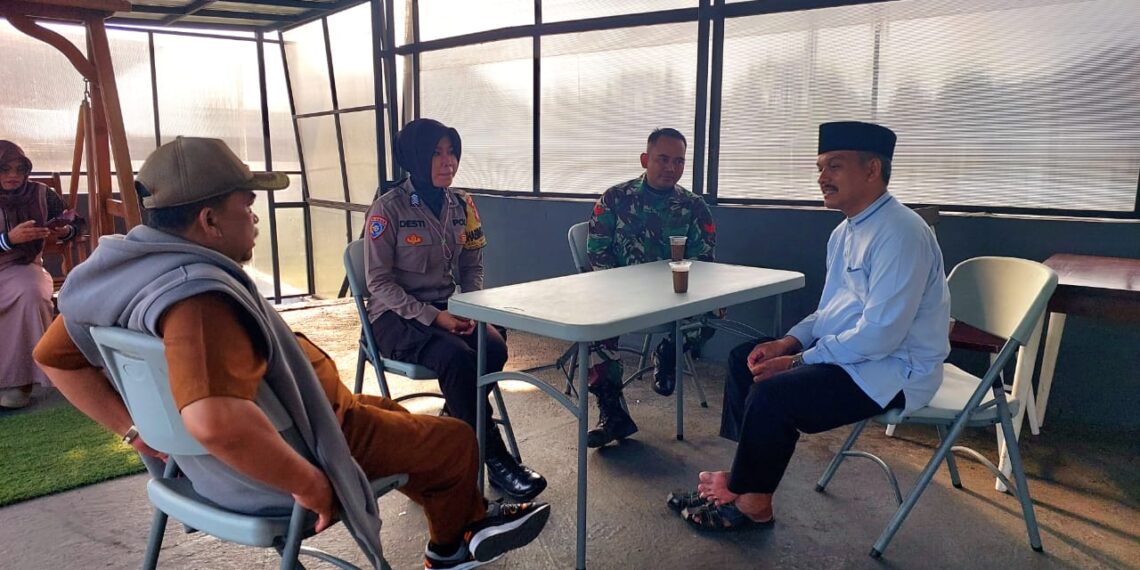 Sambangi Warga Bhabinkamtibmas dan Babinsa Sampaikan Imbauan Kamtibmas