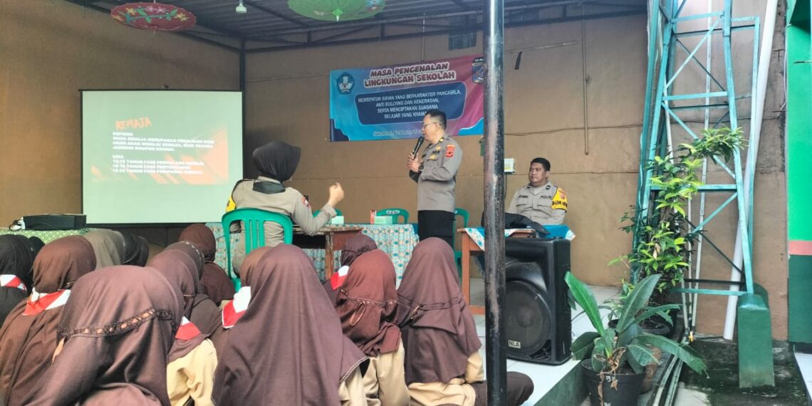 Panit Binmas Bersama Bhabinkamtibmas Berikan Penyuluhan Kepada Siswa/i Baru