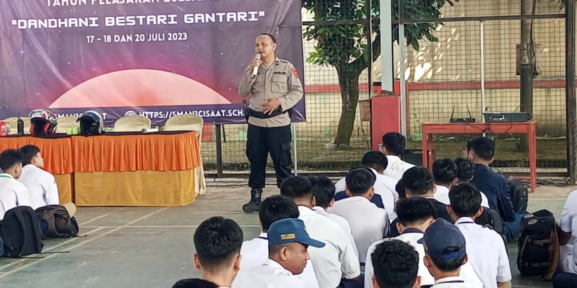 Ps Kanit Binmas Polsek Gunungguruh Berikan Penyuluhan Masa Pengenalan Lingkungan Sekolah