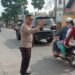 Peduli Keselamatan Kanit Samapta Polsek Sukalarang Laksanakan Gatur Lalin Siang Hari
