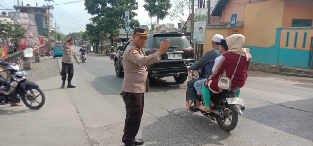 Peduli Keselamatan Kanit Samapta Polsek Sukalarang Laksanakan Gatur Lalin Siang Hari