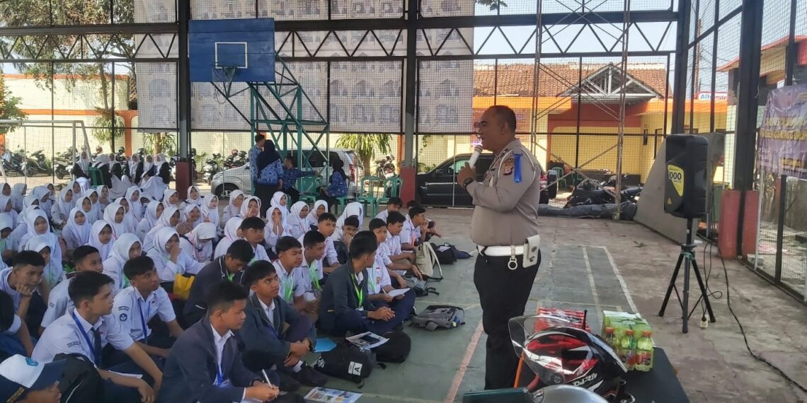 Ps. Kanit Lantas Polsek Gunungguruh Sosialisasi Tertib Lalu Lintas Melalui MOS di Sekolah_