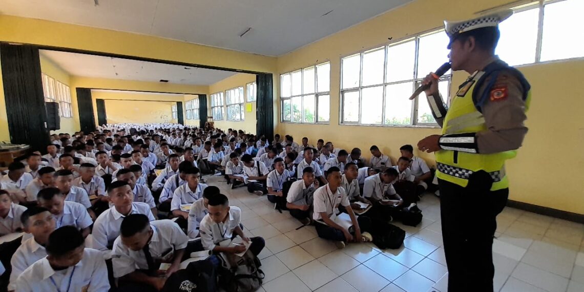 Polsek Sukalarang Giat Dikmas Lantas Sosialisasi Etle dan Tata Tertib Berlalu Lintas  Kepada Para Pelajar SMKN 1 Sukalarang Dalam Rangka OPS Patuh Lodaya 2023