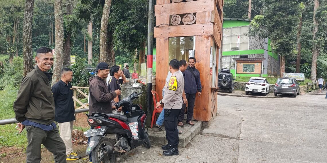 Anggota Polsek Kadudampit Melaksanakan Pemantauan Objek Wisata