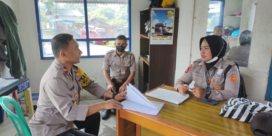 Kapolsek Kadudampit laksanakan Patroli rutin dan berikan himbauan Kamtibmas kepada Security