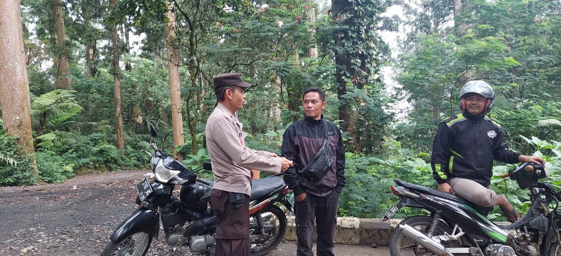 Personel Polsek Kadudampit Berikan Rasa Aman Melalui dialogis dengan Warga