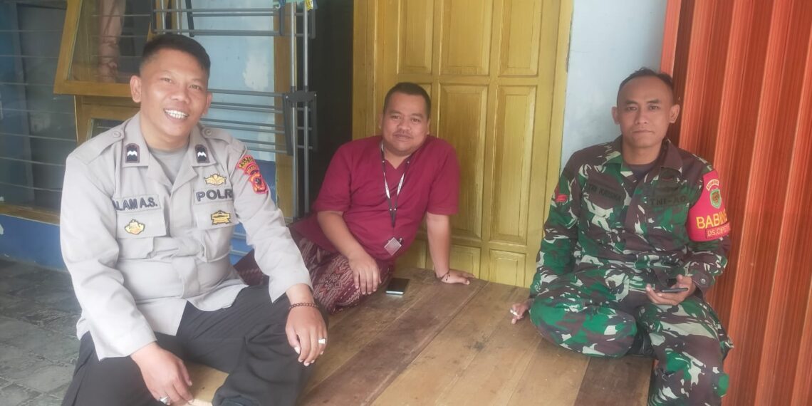 Sambangi Warga Bhabinkamtibmas dan Babinsa Sampaikan Imbauan Kamtibmas