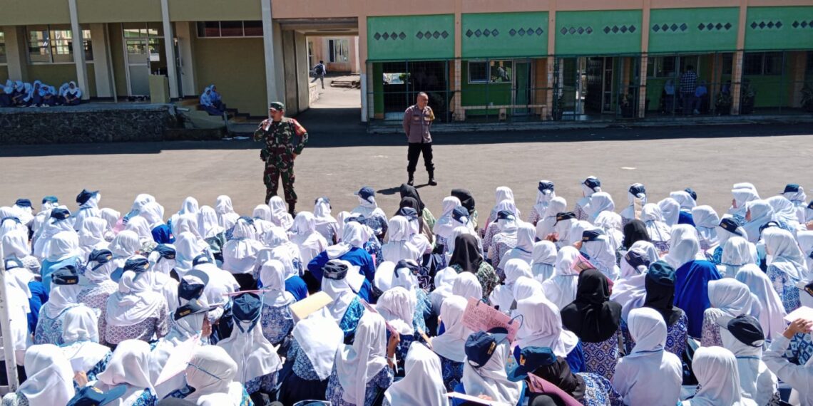 Bhabinkamtibmas polsek sukaraja memberikan himbauan dalam sosialisasi harkamtibmas kepada mahasiswa baru