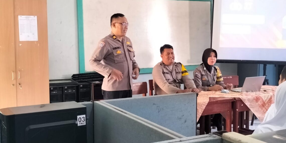 Panit Binmas Bersama Bhabinkamtibmas Berikan Penyuluhan Kepada Siswa/i Baru