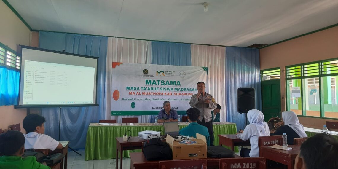 Unit Binmas Polsek Cireunghas Polres Sukabumi Kota bersama Babinsa Hadiri dan Sampaikan Binluh Pada Kegiatan Masa Pengenalan Lingkungan Sekolah