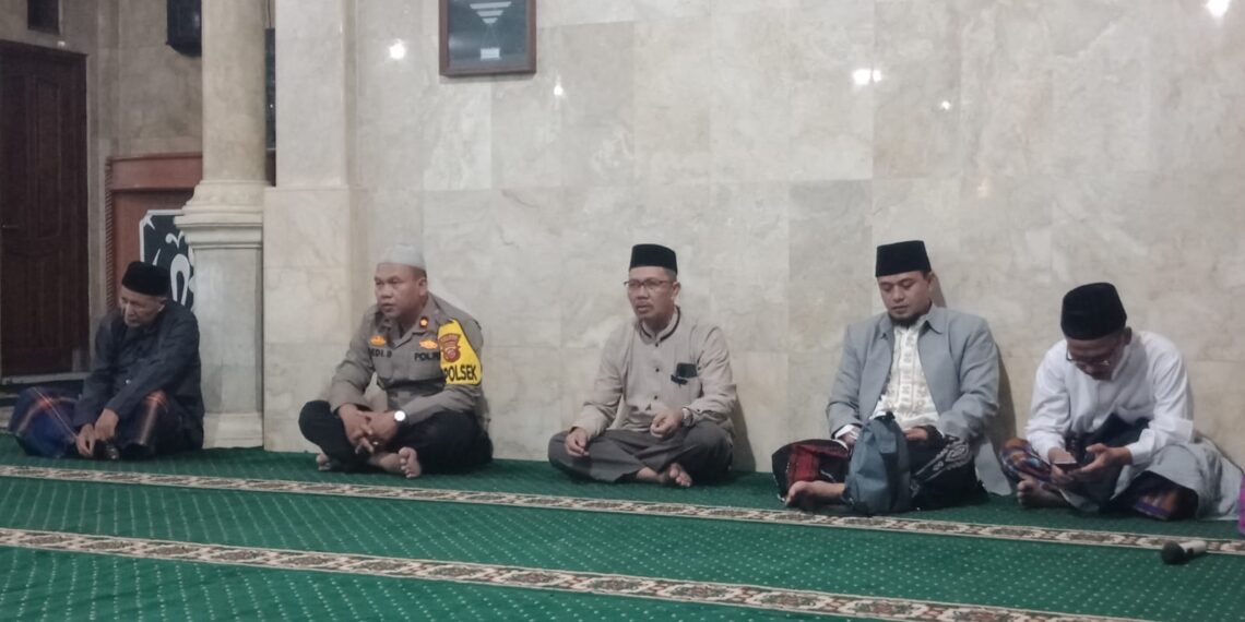 Kapolsek Sukaraja menghadiri Istigosah dan Doa Bersama bertempat di Masjid Qublatul Muslimim (kaum) dalam rangka menyambut tahun Baru Islam 1445 Hijriyah