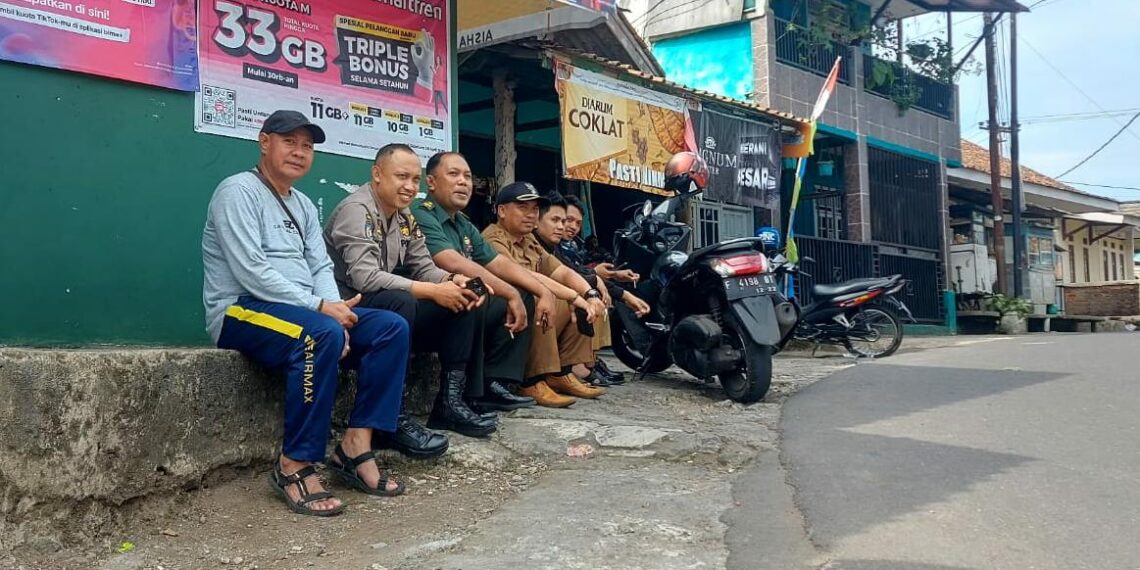 Sinergitas TNI POLRI, Bhabinkamtibmas dan Babinsa Sambang dan Dialogis Dengan Kepala Desa Lakukan Koordinasi Kamtibmas