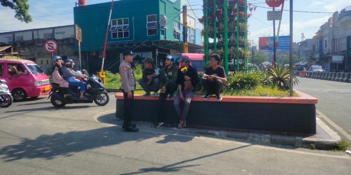 Guna menciptakan Wilayah yang aman dan kondusif Polsek Citamiang Sambangi Warga dan Patroli Dialogis beri Himbauan Kamtibmas