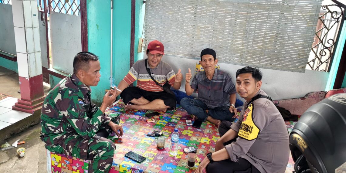 SENERGITAS TNI-POLRI BHABINKAMTIBMAS LEBIH DEKAT DENGAN WARGA BINAAN PADA GIAT SAMBANG