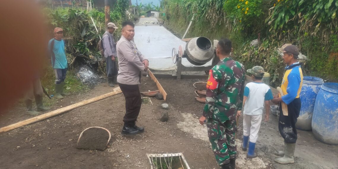 Sinergitas Tni  Polri Lakukan Kerja Bakti Bersama Warga