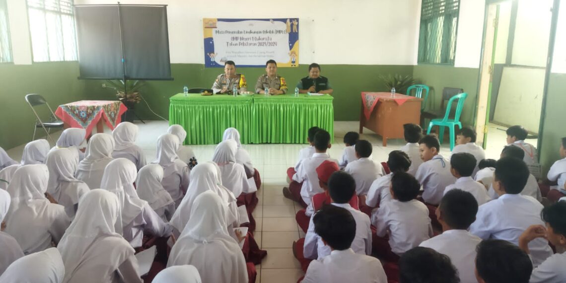 Polsek Sukaraja Hadiri Kegiatan Masa Pengenalan Lingkungan Sekolah (MPLS) SMP Negeri 1 Sukaraja 2023