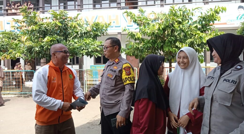 Antisipasi Tawuran  Antar Pelajar Kapolsek Lembursitu Sambang  KE SMK Bina Tehnik Ibadurahman  dan Madrasah Tsanawiyah YLPI Tegalega