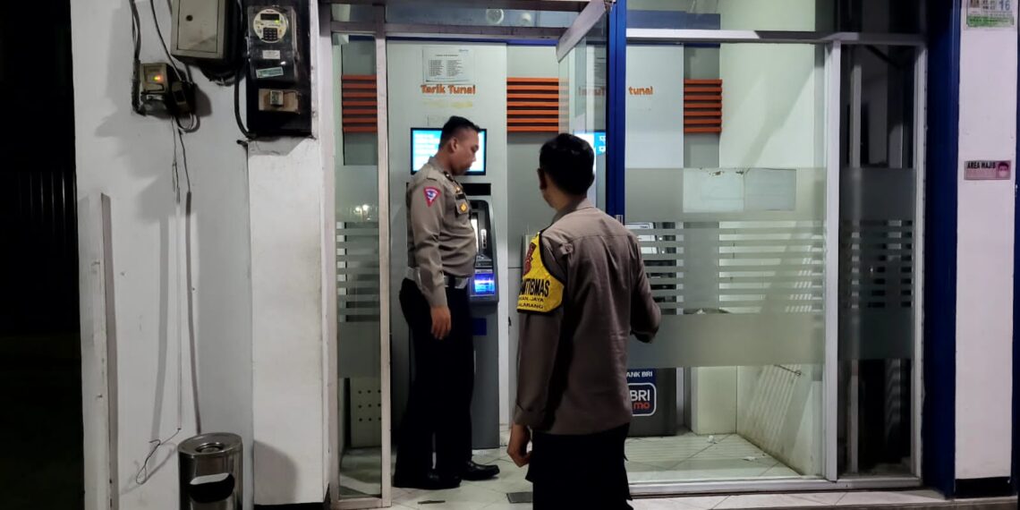 Polsek Sukalarang Patroli Malam Hari Kontrol ATM BRI Cegah Kejahatan Perbankan