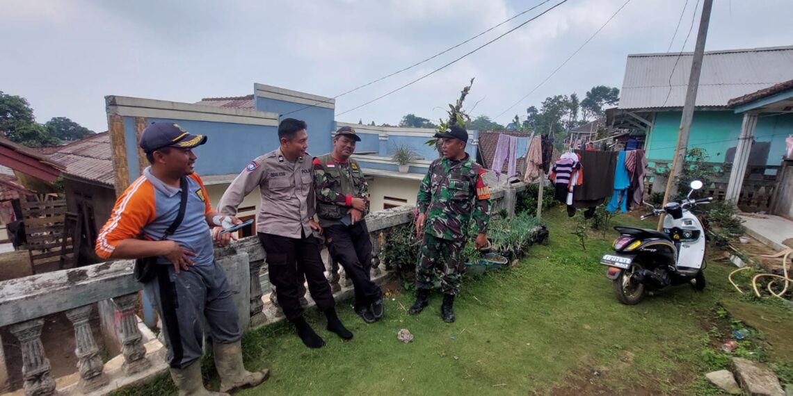 Sinergitas TNI – Polri Kanit Binmas Polsek Sukalarang Laksanakan Giat Sambang