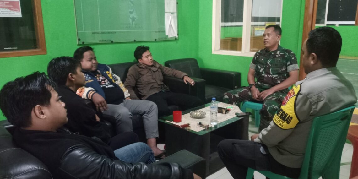 Ciptakan Kamtibmas Tetap Kondusif, Bhabinkamtibmas Polsek Cireunghas Polres Sukabumi Kota bersama Babinsa Rutin Dialog Dengan Pemuda dan Sampaikan Himbauan Juga Pesan Kamtibmas