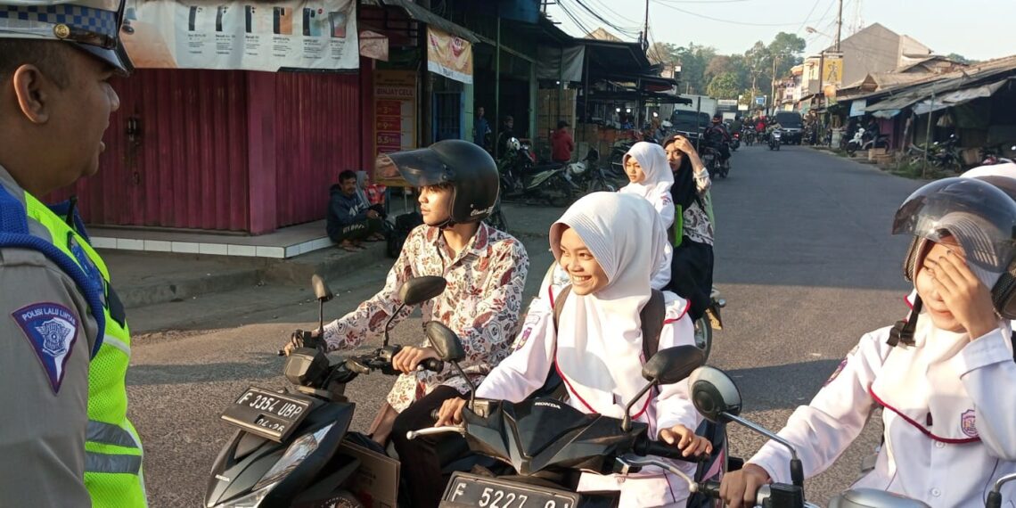 Tak Gunakan Helm, Satlantas Polsek Gunungguruh Tegur Pemotor