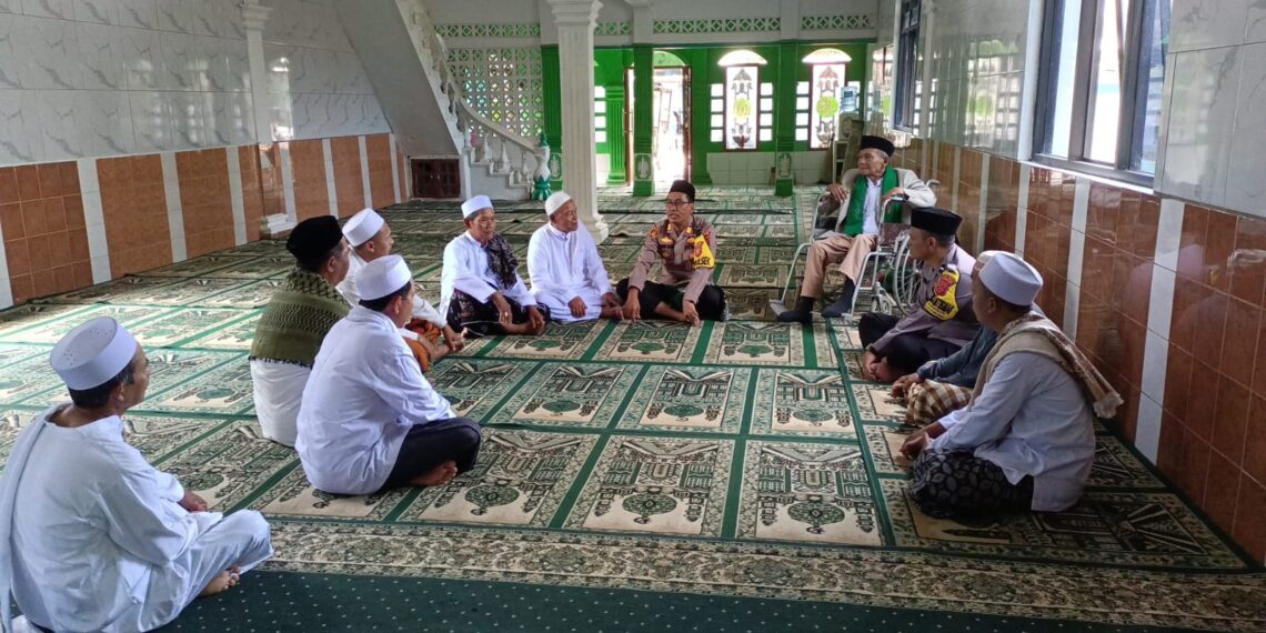 Kapolsek Sukabumi di dampingi Bhabinkamtibmas Desa Warnasari mendengarkan aspirasi