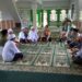 Kapolsek Sukabumi di dampingi Bhabinkamtibmas Desa Warnasari mendengarkan aspirasi