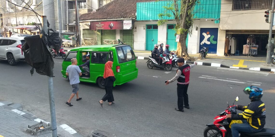 Polsek Gunungpuyuh melaksanakan pengaturan pagi (gatur)
