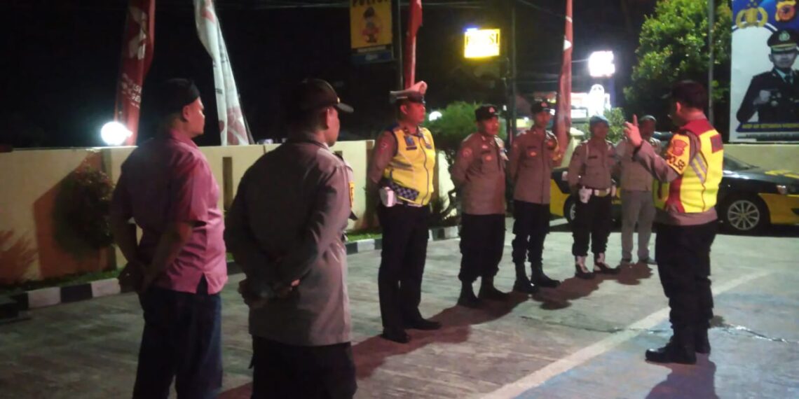 Kapolsek Sukalarang Sampaikan Arahan Kepada Anggota Saat Apel KRYD Malam