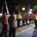 Kapolsek Sukalarang Sampaikan Arahan Kepada Anggota Saat Apel KRYD Malam