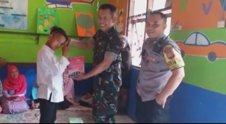 Peduli Pendidikan Anak Sejak Dini Bhabinkamtibmas Polsek Cireunghas Polres Sukabumi Kota dan Babinsa Lakukan Sambang Ke Madrasah Diniyah Takmiliyah Awaliyah