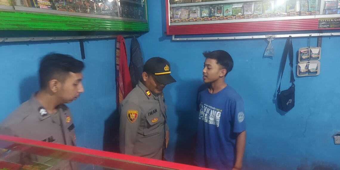 Cegah Peredaran Miras, Polsek Sukalarang Giat KRYD Malam Gencarkan Razia Miras Ke Kios Jamu