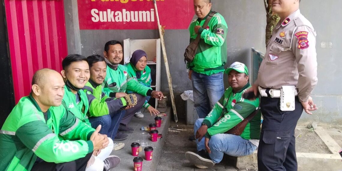 Panit Lantas Polsek Cikole Laksanakan Dikmas Lantas Kepada Ojol