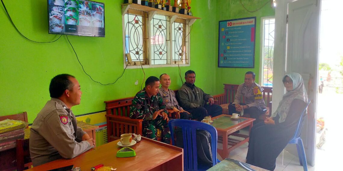 Bhabinkamtibmas dan Babinsa Sambang Bareng Ke Desa Binaan sampaikan himbauan kamtibmas