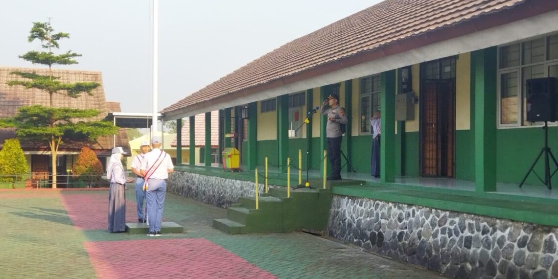 Kapolres Sukabumi Kota AKBP Ari Setyawan Wibowo SH, S.I.K, M.Si, mengunjungi SMKN 1 Sukaraja untuk menjadi pembina upacara bendera merah putih