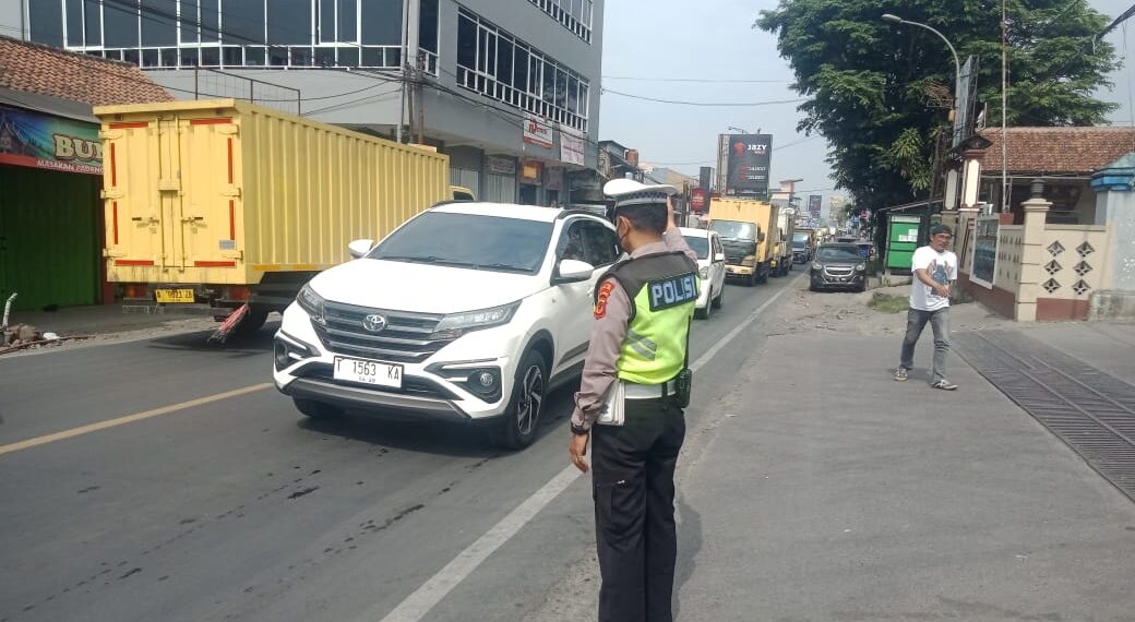 Pelayanan Gatur Lalu lintas Siang Kepada Masyarakat Dalam Rangka Long Weekend Idul Adha