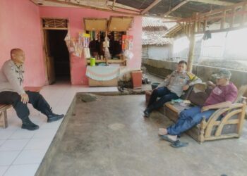 Bhabinkamtibmas Polsek Gunungguruh Sambangi Warga Berikan Himbauan Kamtibmas