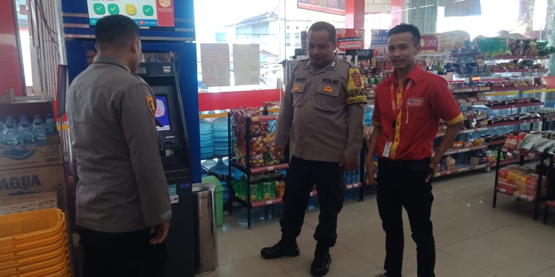 Kanit Samapta Polsek Sukalarang Laksanakan Patroli Dialogis Kerawanan Siang Kontrol Minimarket