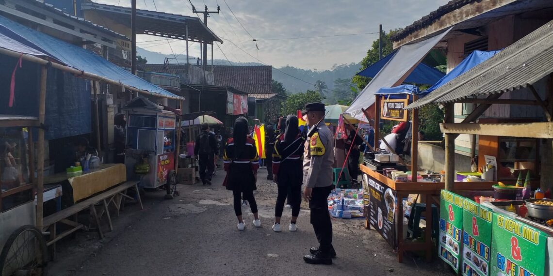 Bhabinkamtibmas Polsek Cireunghas Polres Sukabumi Kota Kawal Pawai Drumband Kenaikan kelas dan Perpisahan Siswa-Siswi