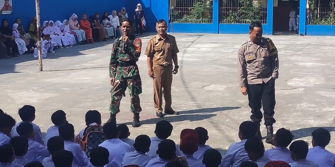 Sinergitas TNI-POLRI Bhabinkamtibmas bersama Babinsa    sambang dan Dialogis beri Arahan Kepada Siswa-Siswi SD Cijangkar Kota Sukabumi.