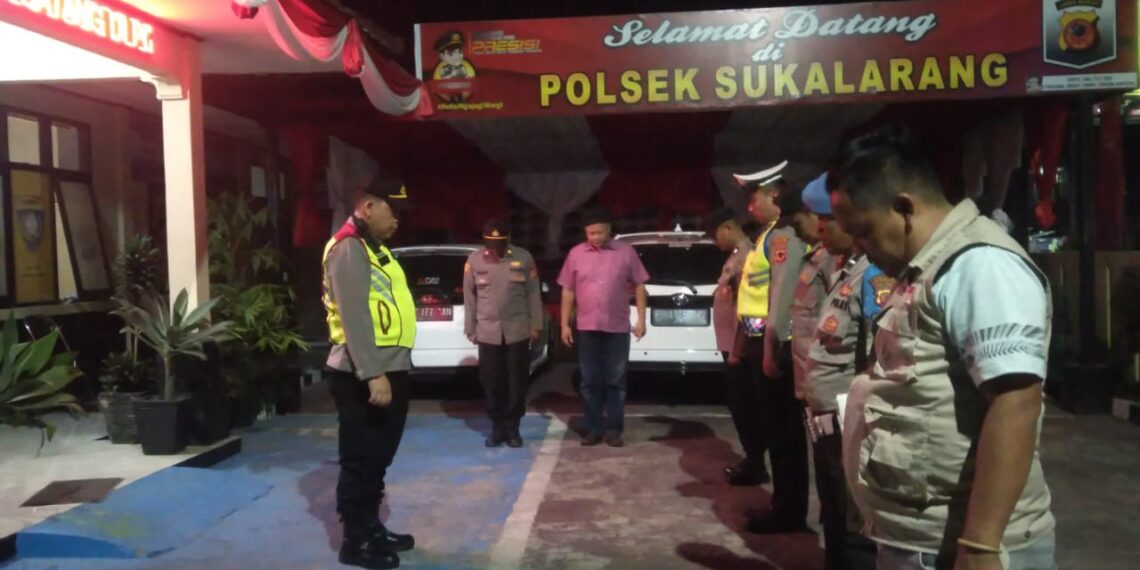 Apel KRYD, Kapolsek Sukalarang Sampaikan Arahan Kepada Anggota Saat Apel KRYD Malam Di Halaman Mapolsek Sukalarang