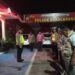 Apel KRYD, Kapolsek Sukalarang Sampaikan Arahan Kepada Anggota Saat Apel KRYD Malam Di Halaman Mapolsek Sukalarang
