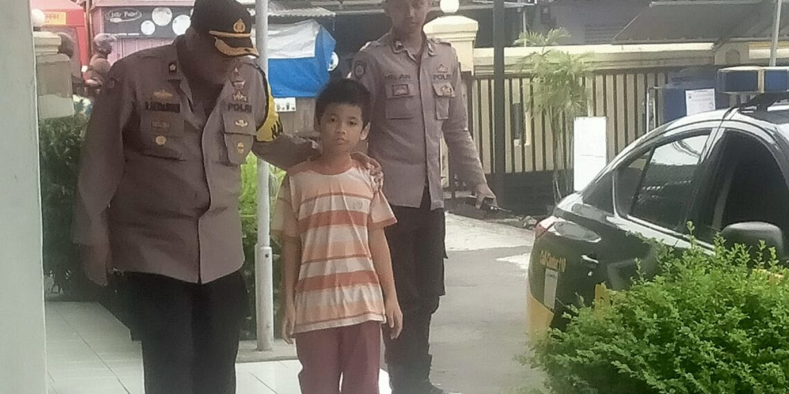 Polsek Baros antarkan anak ke Dinas Sosial Kota Sukabumi.